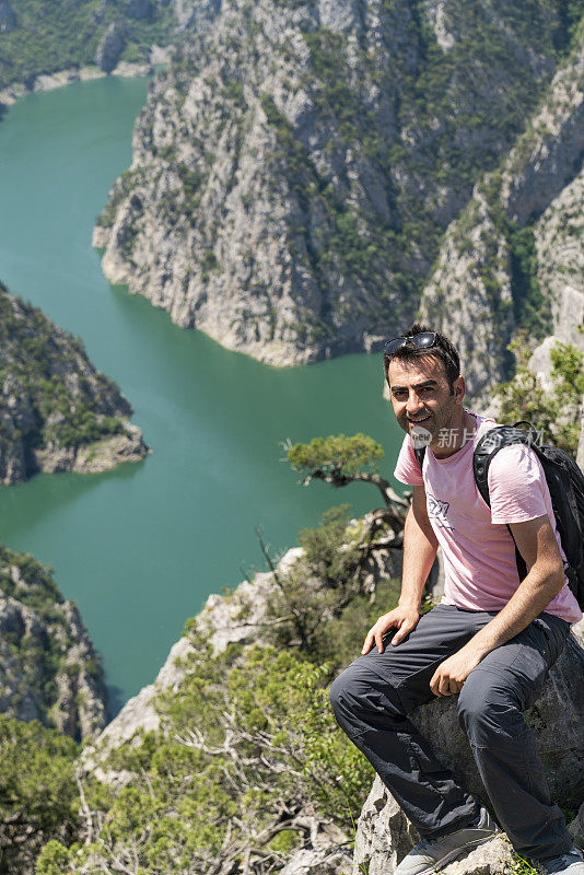 一名男子坐在黑海地区Samsun省Vezürköprü Şahinkaya峡谷的山顶上